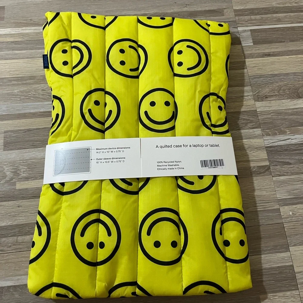 BAGGU: Yellow Smiley Face Puffy Laptop Sleeve🙂